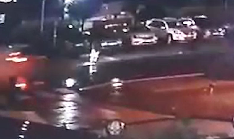 Yoldan karşıya geçmeye çalışan kadına otomobil çarptı