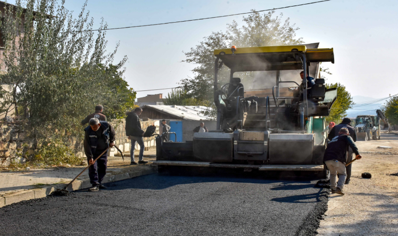 Yollar asfaltlanıyor