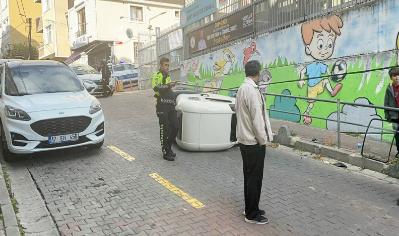 Elektrikli mini otomobil kaldırıma çarpıp devrildi