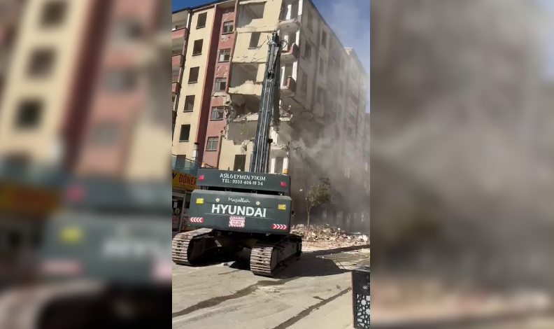Ağır hasarlı bina tek dokunuşla yıkıldı