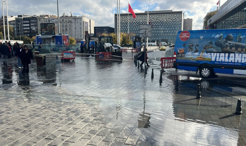Taksim’i su bastı, vatandaşlar yürümekte güçlük çekti