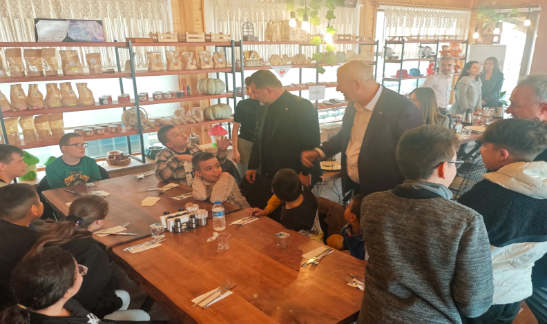 El emeği eserleri inceleyip öğrencilerle bir araya geldi