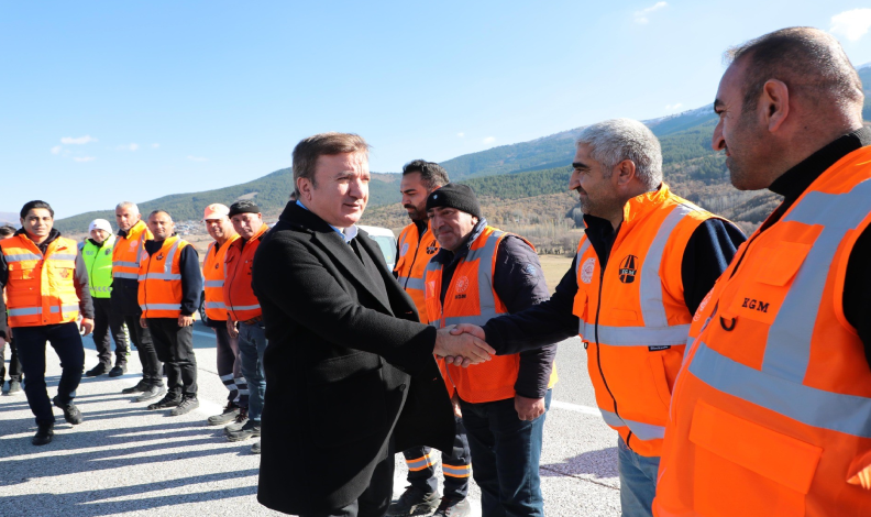 Yol çalışmalarını inceledi