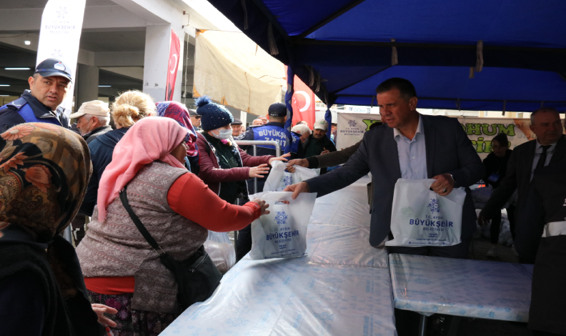 Yenipazar’da fide dağıttı