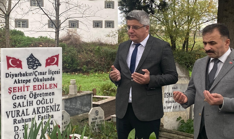 Kabri başında anıldı