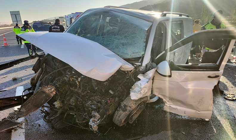 Bariyerlere çarpan ticari araç içerisinde sıkıştı: 1 yaralı