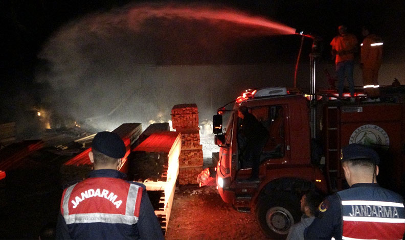 Kereste fabrikasındaki yangın korkuttu