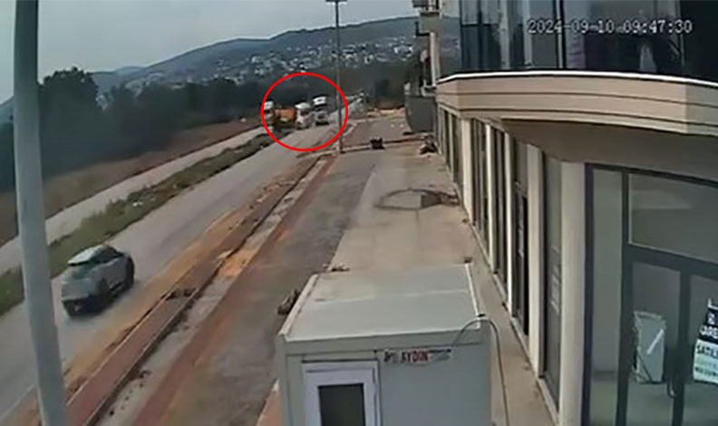 Bursa’da dikkatsiz kamyoncular, kafa kafaya çarpıştı